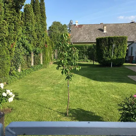 Zsuzsa Vendeghaza بالاتونفوريد